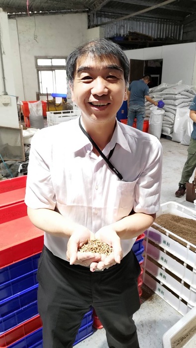 台科大郭財吉教授訪視黑水虻養殖場，黑水虻可以作為生質料處理方式外，也可作為飼料來源，達成生質能永續循環。圖片