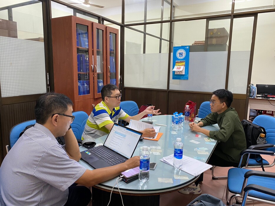 台科大產學獎學金計畫赴印尼、越南招生,碩士畢業留台灣企業工作。圖為台科大師長面試越南同學。圖片
