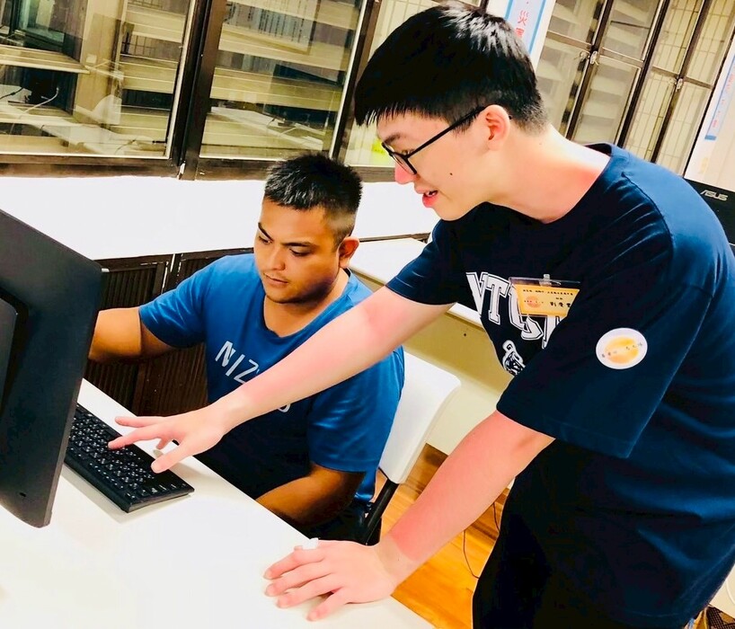 台科大技優生前往花蓮玉里高中擔任授課教師，手把手帶領當地學員實作。圖片