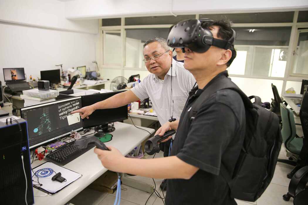 臺科大工程學院陳明志院長帶領的團隊，以3D虛擬實境(VR)模擬流體力學，讓學生以不同角度觀察由上往下墜落的球體之流場、壓力分佈以及速度。圖片