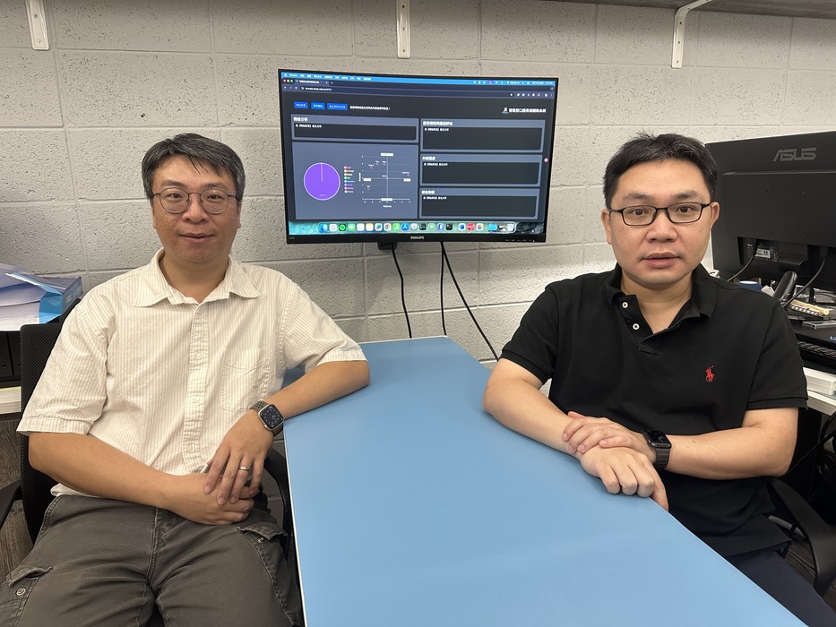 台科大技職賦能研究中心陳素芬教授主持，並由數位學習與教育研究所曾厚強助理教授(右)與資訊工程系陳冠宇副教授(左)合作，結合眾多人工智慧技術，研發台科大智慧型口語表達輔助系統圖片