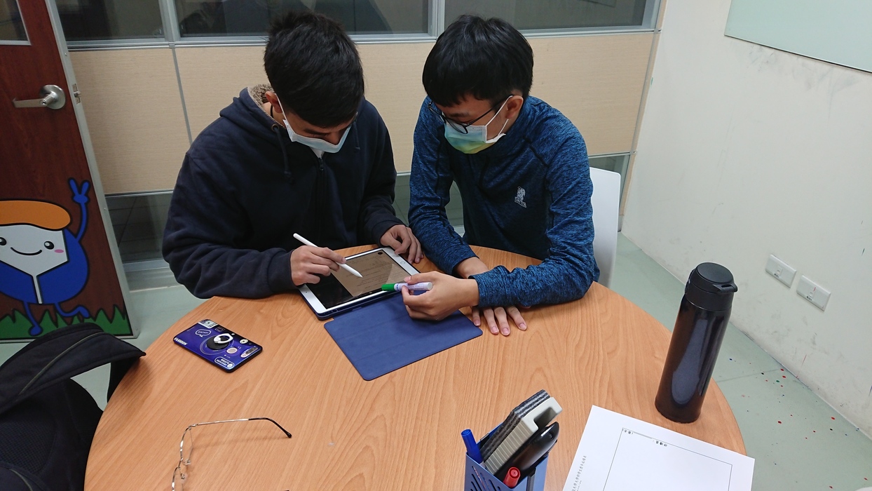 台灣科技大學提供伴讀制度，同學們申請一對一伴讀或團體伴讀，也透過伴讀制度有效提升學習成效與成績。圖片