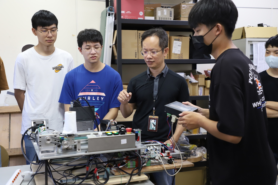 台科大融合了多元的學生背景、實作能力強的技高生、學科能力強的普高生、以及來自世界各地的國際學生，再加上台科大產業連結度與企業最愛，都是就讀台科大的優勢圖片