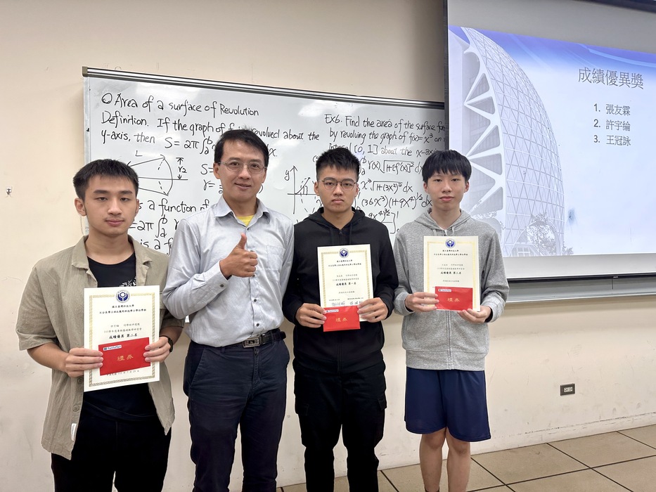 台科大應科所周宏隆助理教授(左二)，將數理基礎概念特別加強，並大幅增加學生練習的機會。台科大不分系大一張友霖同學(右二)，不僅獲得夏令營成績第一名，也獲得進步獎，對大一的基礎課程也比較不害怕了。圖片